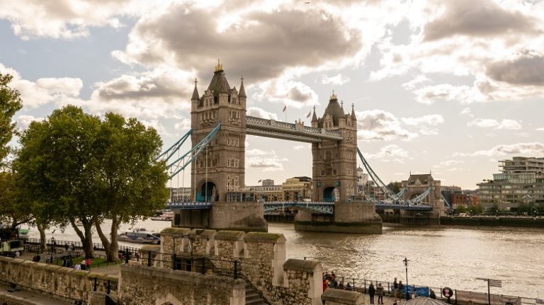 Заплатите във Великобритания растат, но инфлацията е с едни гърди напред