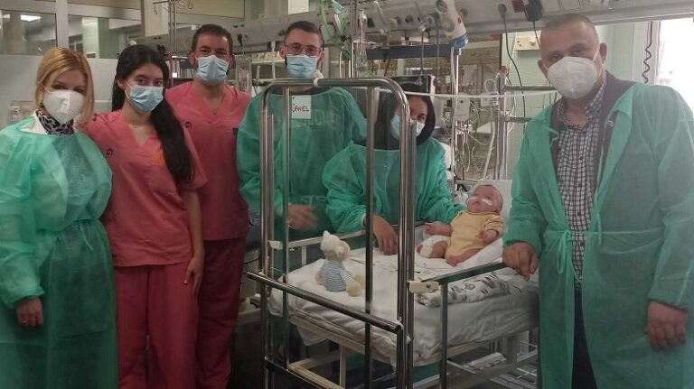 Дипломатите ни във Валенсия помогнаха на 4-месечно бебе