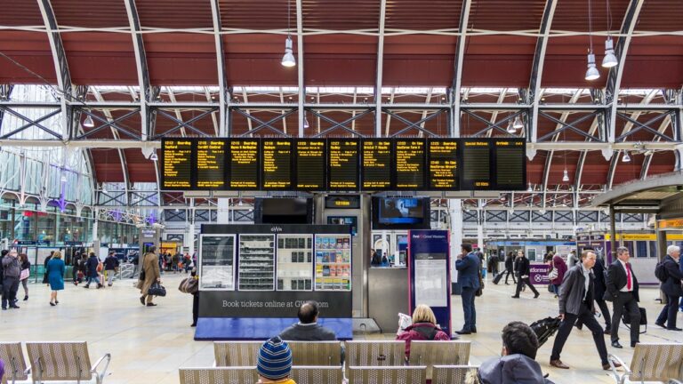 Българи чакат с часове полет на Wizz Air от Лондон за Бургас