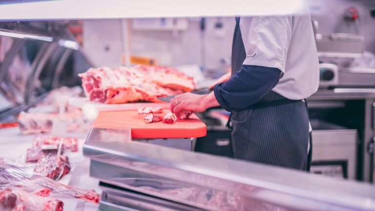 Общи работници във фабрика за месо в Англия