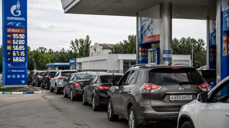 Горивата в Русия поскъпват сериозно, а недостигът вече се усеща в някои региони