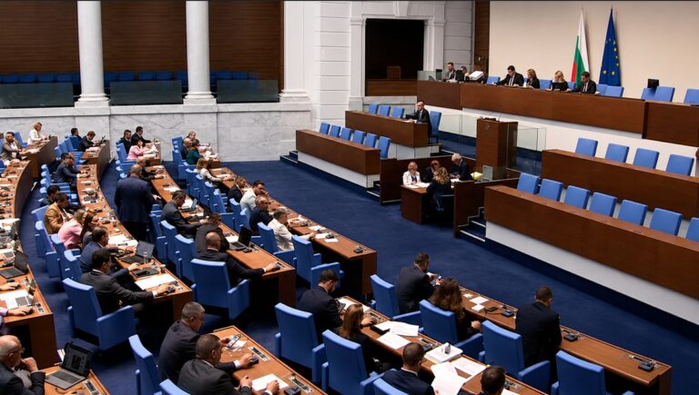 Парламентът прие държавните служители да започнат да плащат част от осигуровките си